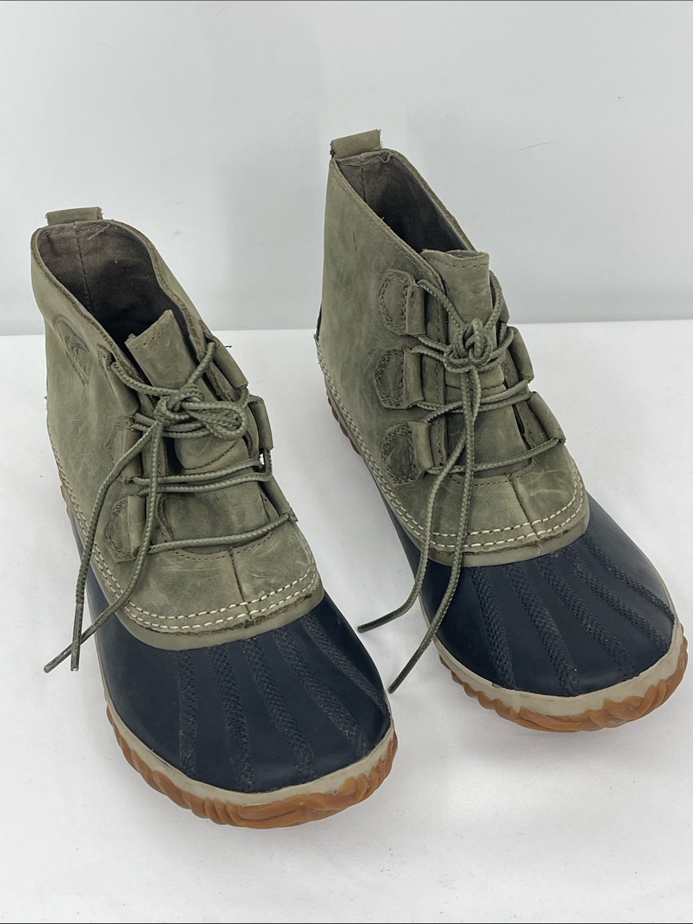 Sorel Olive Green and Black Lace-Up Waterproof Duck Boots WOMENS SIZE 9